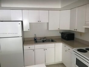 206 NE 3rd St in Hallandale Beach, FL - Building Photo - Building Photo