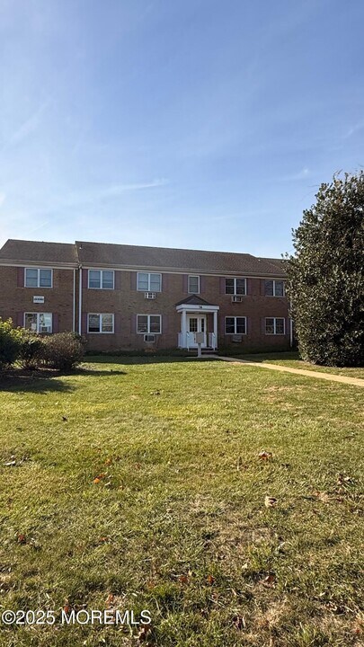 76 Manchester Ct in Freehold, NJ - Building Photo