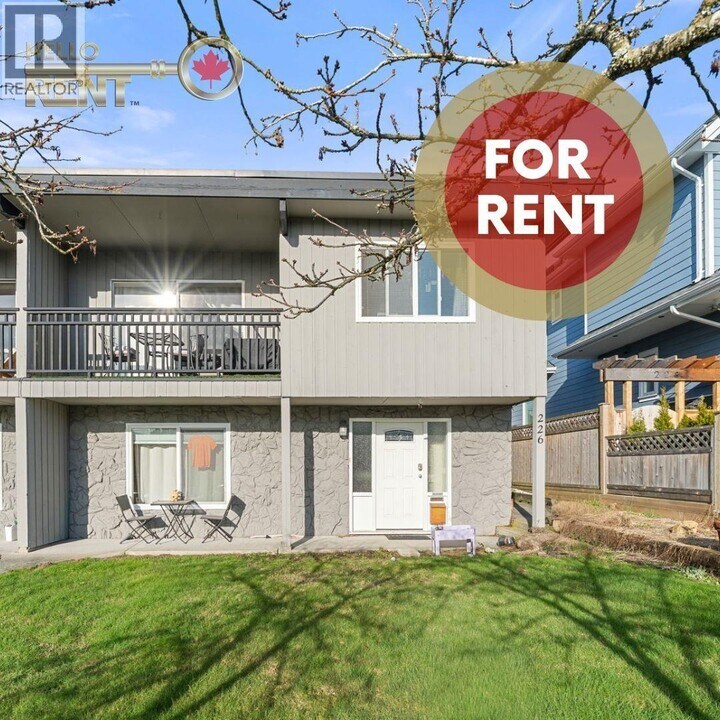 226 20th St E in North Vancouver, BC - Building Photo