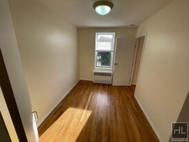 GRAND CENTRAL PARKWAY, Unit LOBGO in Queens, NY - Building Photo