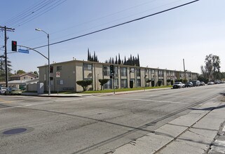 7350 Hazeltine Ave in Van Nuys, CA - Building Photo - Building Photo