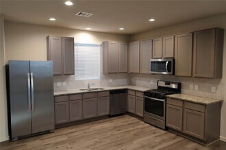 2522 Sturgeon Wy in Shenandoah, TX - Foto de edificio - Building Photo