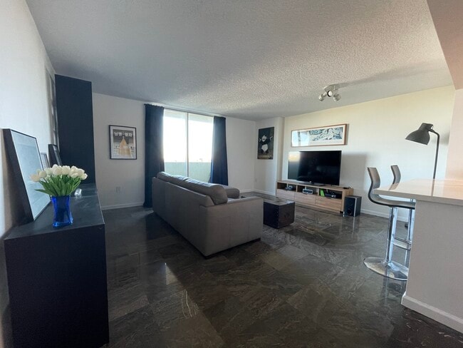 3000 Coral Way, Unit 609 in Coral Gables, FL - Building Photo - Building Photo