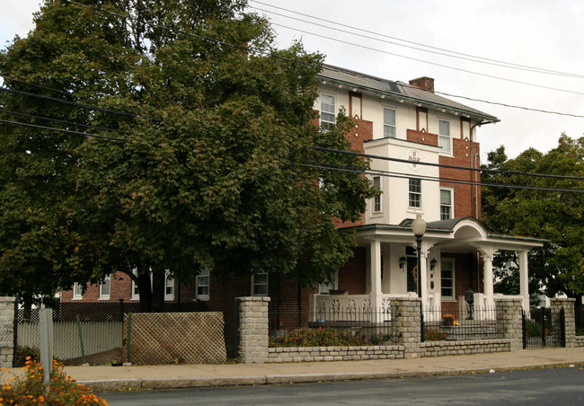 10-12 Breed St in East Boston, MA - Foto de edificio - Building Photo