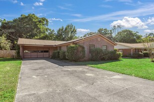 102 Vincent Cir in Niceville, FL - Foto de edificio - Building Photo