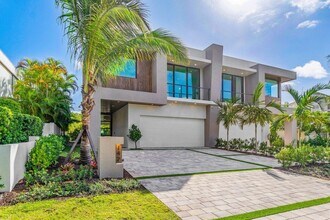 142 NE Wavecrest Way in Boca Raton, FL - Building Photo - Building Photo