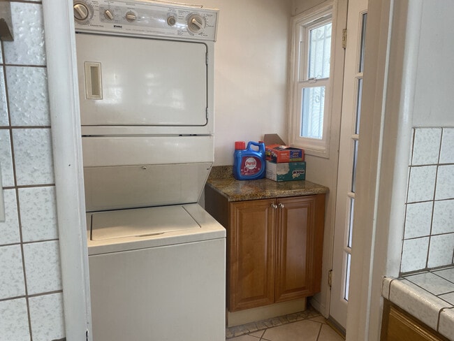 4016 Hepburn Ave in Los Angeles, CA - Foto de edificio - Building Photo