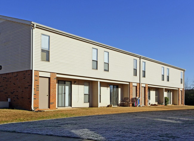 Woodridge Apartments in Athens, AL - Foto de edificio - Building Photo