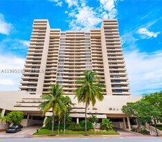 2555 Collins Ave in Miami Beach, FL - Building Photo