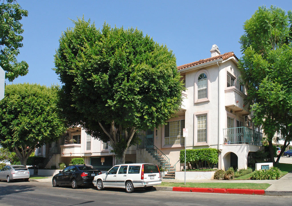 1001 N Croft Ave in Los Angeles, CA - Building Photo