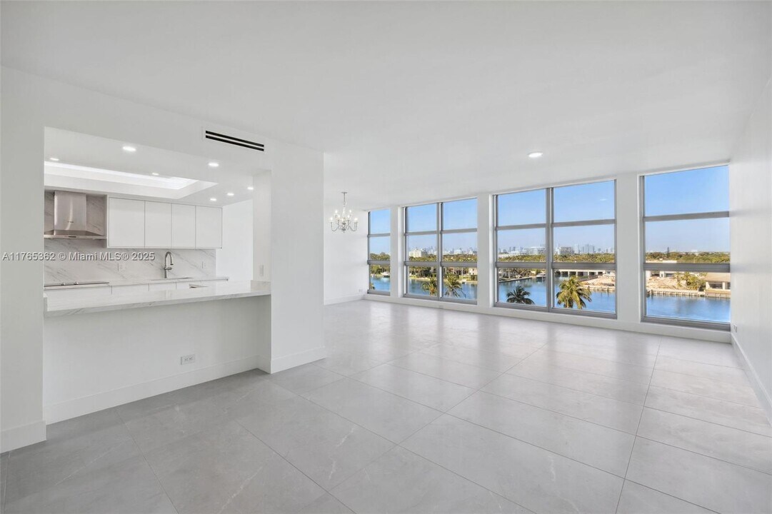 5055 Collins Ave, Unit 5055 Collins Ave # 7M in Miami Beach, FL - Building Photo