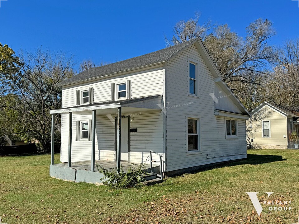 2003 N Howard Ave in Springfield, MO - Building Photo