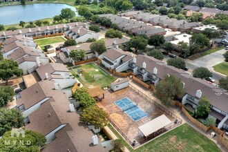 Del Estrado Townhomes Apartments in Lubbock, TX - Foto de edificio - Building Photo