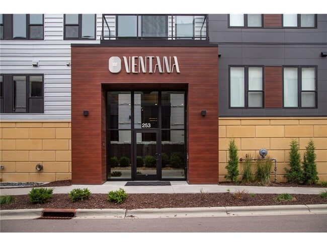 253 Lake St E in Wayzata, MN - Building Photo - Building Photo