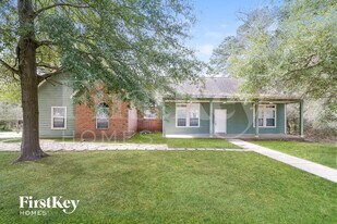 295 Cypress Dr in Conroe, TX - Building Photo