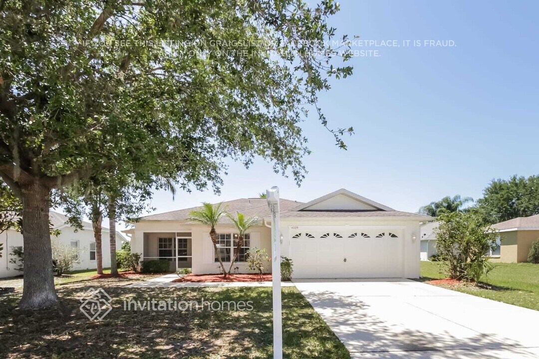 4229 Berkeley Dr in Parrish, FL - Foto de edificio