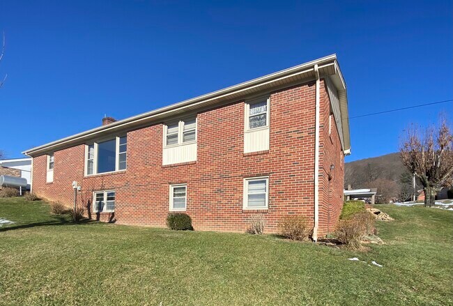 410 Colonial Ave in Independence, VA - Foto de edificio - Building Photo