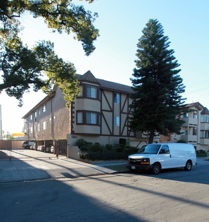 180 W Valencia Ave in Burbank, CA - Building Photo