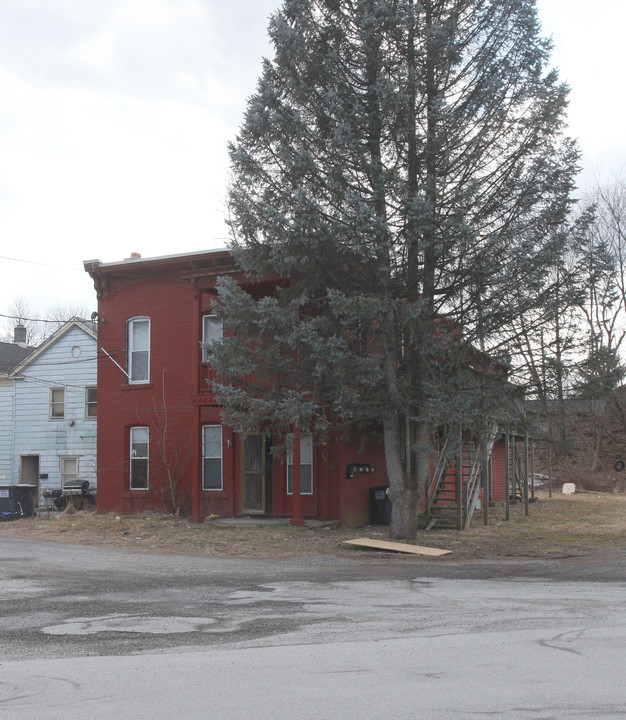 16 Lyman St in Hoosick Falls, NY - Building Photo