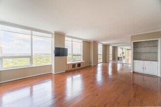 5100 San Felipe St in Houston, TX - Foto de edificio - Building Photo