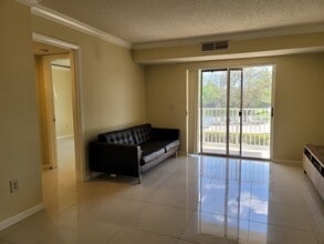 8200 SW 210th St, Unit 102 in Cutler Bay, FL - Foto de edificio - Building Photo