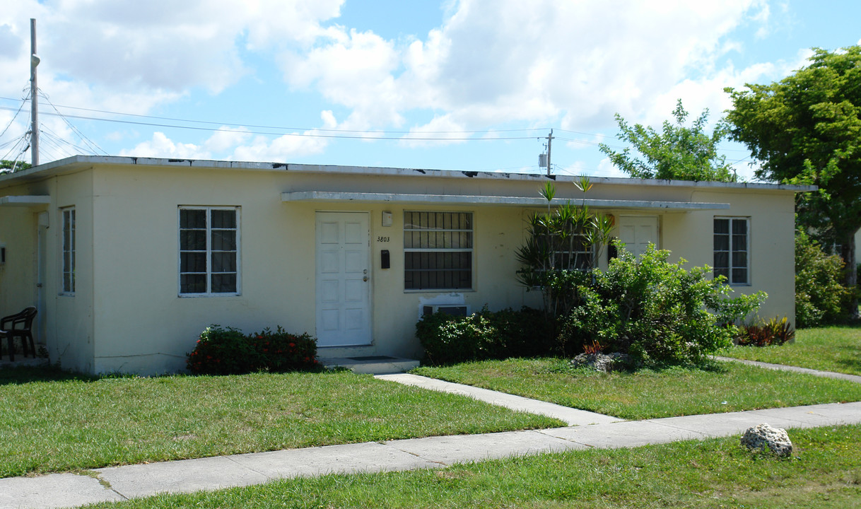 3803-3805 Charles Ter in Miami, FL - Building Photo