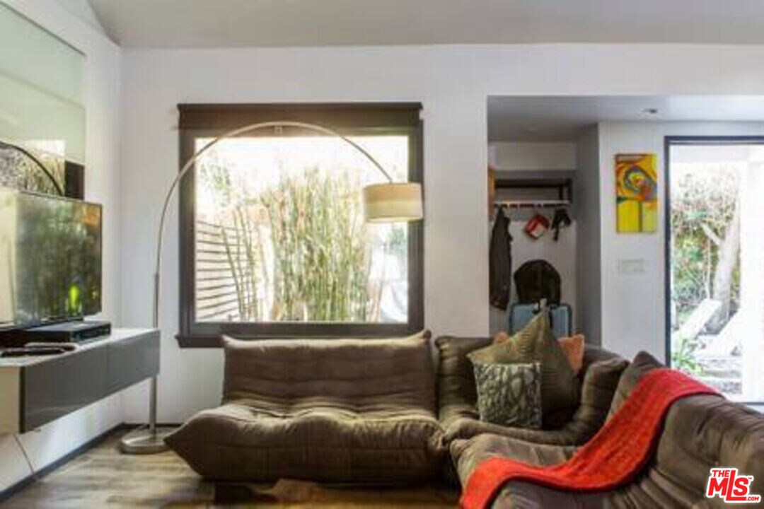 1201 N Orange Dr in Los Angeles, CA - Building Photo