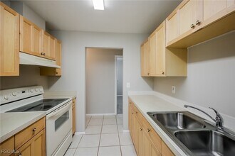 12613 Sixth St in Ft. Myers, FL - Foto de edificio - Building Photo