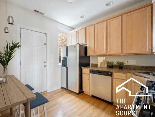 3246 N Clifton Ave, Unit W1 in Chicago, IL - Foto de edificio