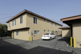 14925 Clark Ave in Bellflower, CA - Foto de edificio - Building Photo