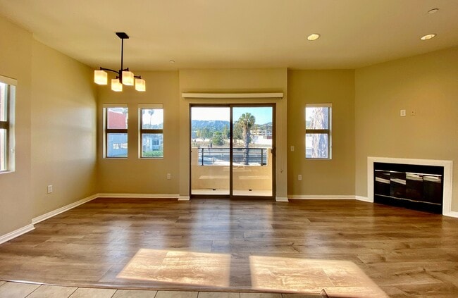 5827 Carlton Way, Unit 201 in Los Angeles, CA - Foto de edificio - Building Photo