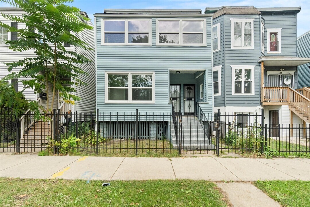 820 E 89th Pl in Chicago, IL - Building Photo