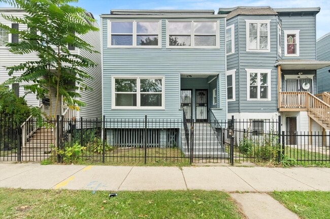 property at 820 E 89th Pl