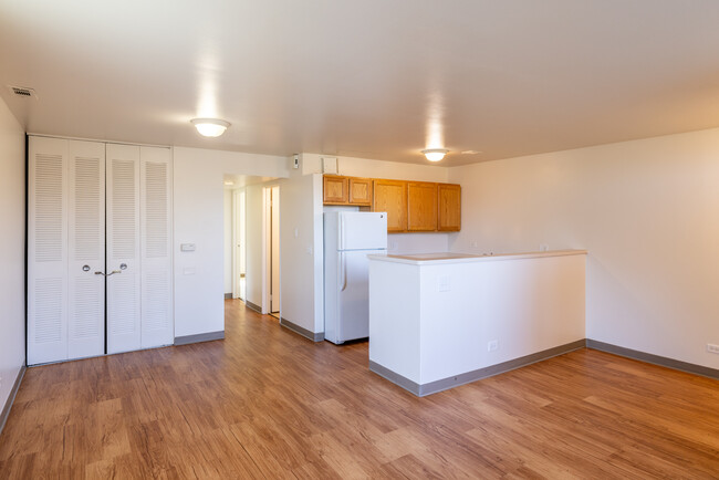 Cedar Villas in Round Lake Beach, IL - Building Photo - Interior Photo