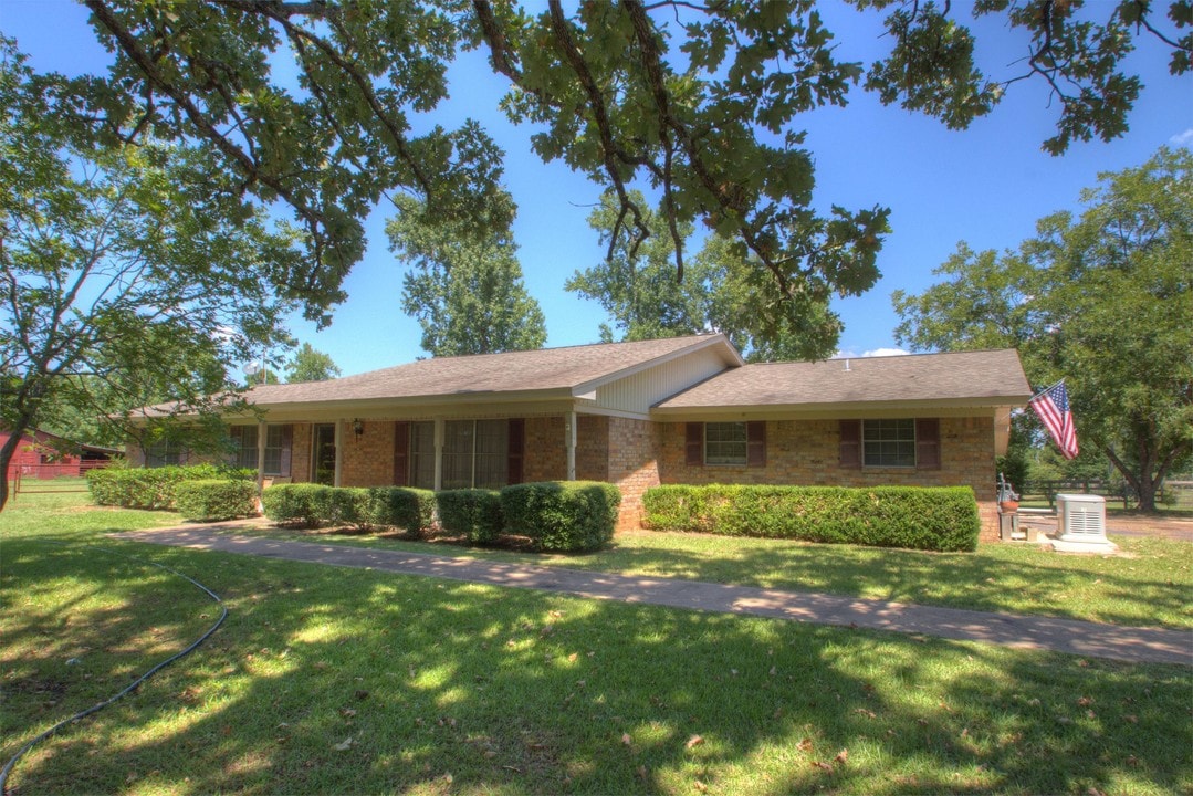 303 Clements Rd in Queen City, TX - Building Photo