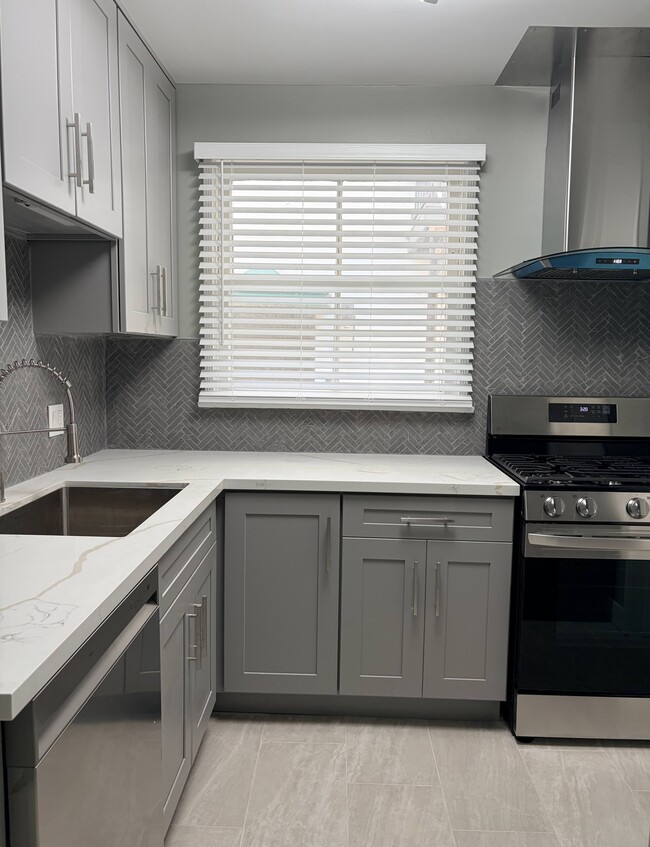 1705 Barry Ave in Los Angeles, CA - Building Photo - Building Photo