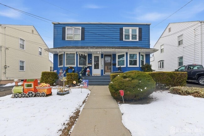 43 Freeman St in Woodbridge Township, NJ - Foto de edificio - Building Photo