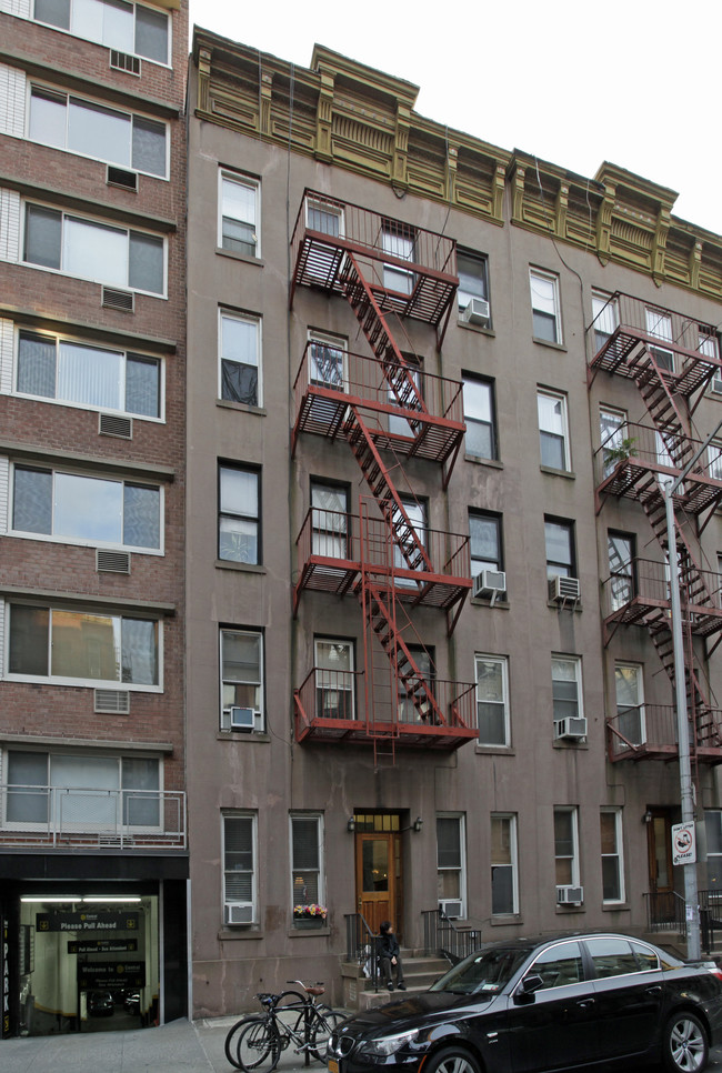 350 East 65 Street in New York, NY - Foto de edificio - Building Photo