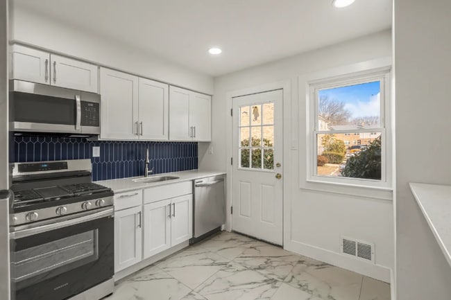 500 Adams Ln in North Brunswick, NJ - Building Photo - Building Photo