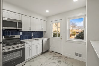 500 Adams Ln in North Brunswick, NJ - Foto de edificio - Building Photo