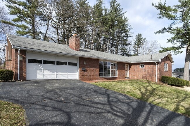 71 Bemis Rd in Holyoke, MA - Building Photo - Building Photo
