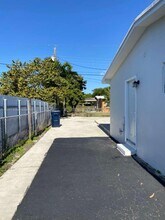 8825 SW 19th St in Miami, FL - Building Photo - Building Photo