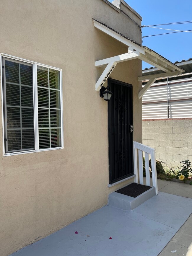 5254 Fountain Ave, Unit 1 in Los Angeles, CA - Building Photo - Building Photo