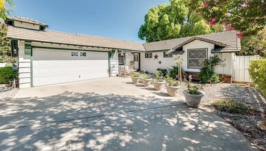 18206 Sunburst St, Unit Private room 1 in Northridge, CA - Building Photo - Building Photo