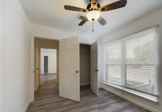 2401 Manor Rd in Austin, TX - Building Photo - Building Photo