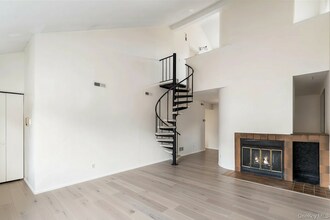 71 Fox Run in South Salem, NY - Building Photo - Building Photo