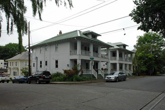 2526-2536 SE Morrison St in Portland, OR - Building Photo - Building Photo