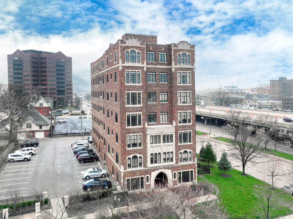 Wyndham Apartments in Indianapolis, IN - Building Photo