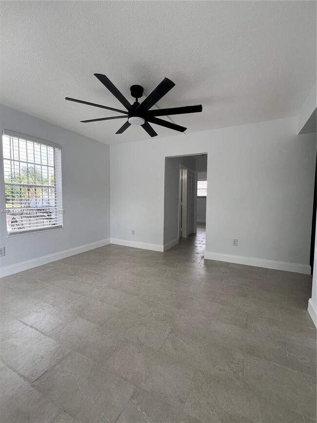 5990 NE 4th Ct in Miami, FL - Building Photo - Building Photo