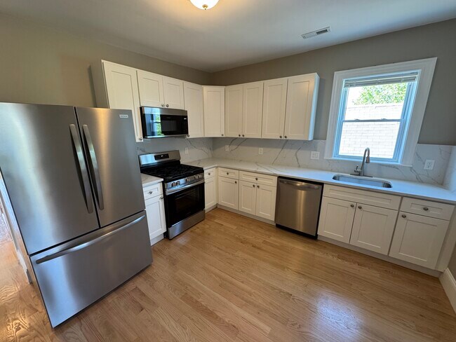 31 Cameron Ave, Unit 3B